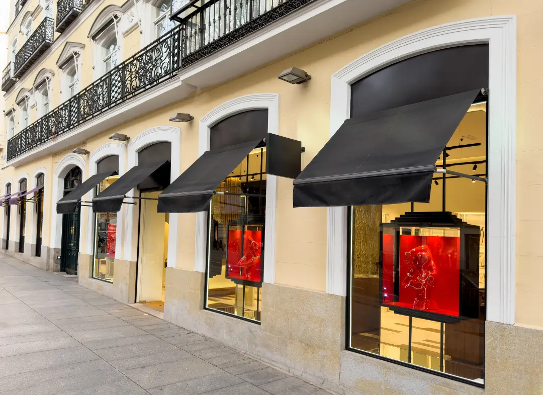 Façade vitrine de magasin en aluminium sur mesure à Vienne